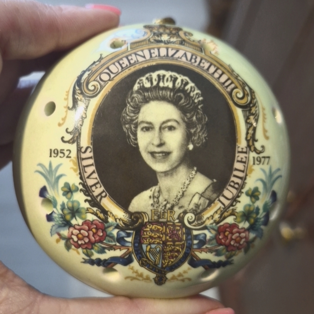 Queen Elizabeth II Silver Jubilee Commemorative Ornament